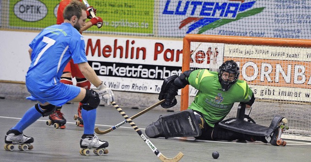 Wollen die Abwehr des RSV Weil gegen U...ax Bross und Torhter Daniel Dietrich   | Foto: Schn