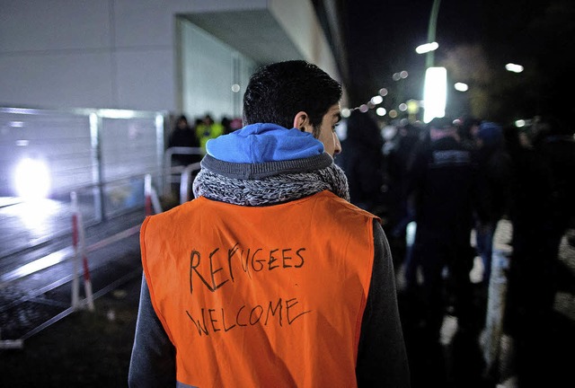 &#8222;Refugees welcome&#8220; &#8211;...rhen Morgen vor dem Lageso in Berlin   | Foto: dpa