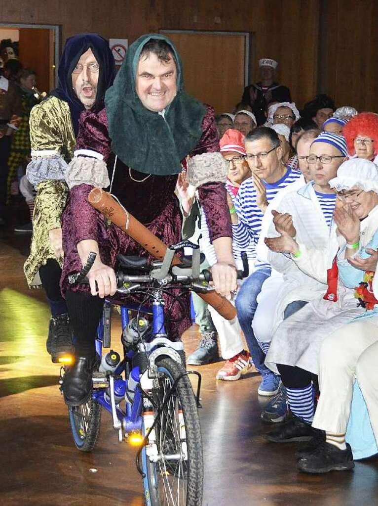 Die beiden Pfarrer auf dem Tandemrad