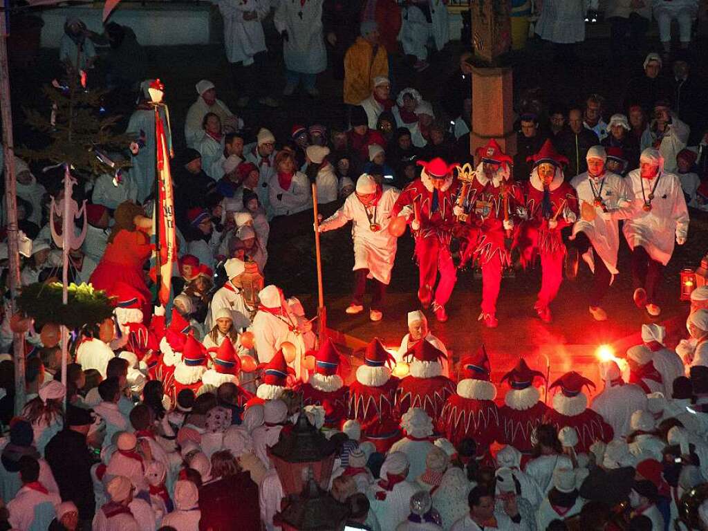 D’r Jokili isch do! Tausende von Hemdglunkern zogen am Donnerstagabend durch die Endinger Innenstadt - trotz des nasskalten und windigen Wetters – und verfolgten das traditionelle Spektakel am Rathausbrunnen.