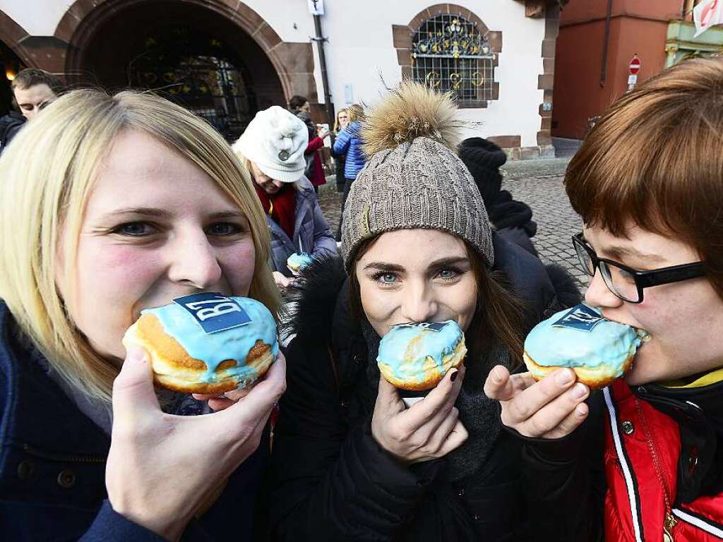 Spontane Feier auf dem Rathausplatz – passend zur Fasnet!