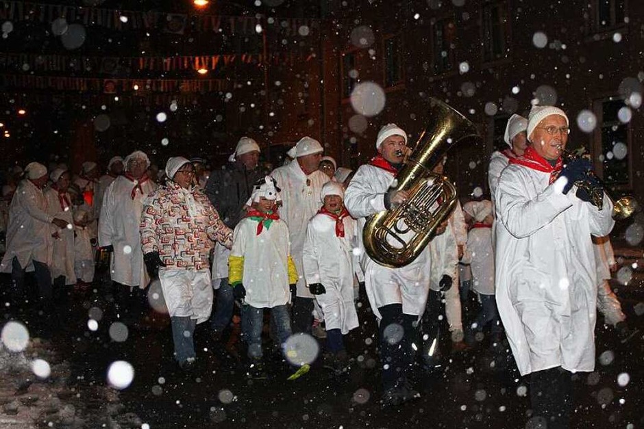 Was wäre die Fasnet ohne Narrenmusik? Undenkbar! Eisern trotzten die Musiker der Stadtmusik am Donnerstag Kälte und Schneetreiben. (Foto: Martha Weishaar) Was wäre die Fasnet ohne Narrenmusik? Undenkbar! Eisern trotzten die Musiker der Stadtmusik am Donnerstag Kälte und Schneetreiben. (Foto: Martha Weishaar)