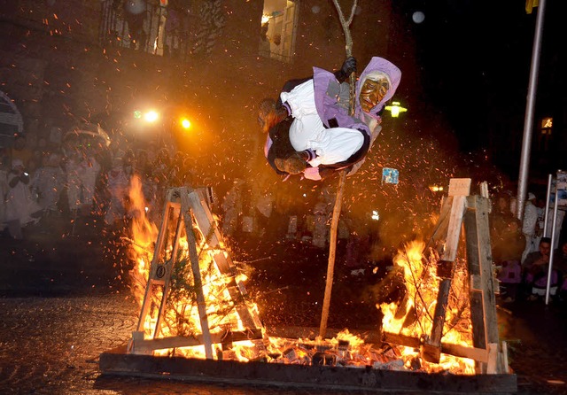 Furchtlos: Herbolzheimer Hexe beim Sprung ber das lodernde Narrenfeuer.  | Foto: Jrg Schimanski