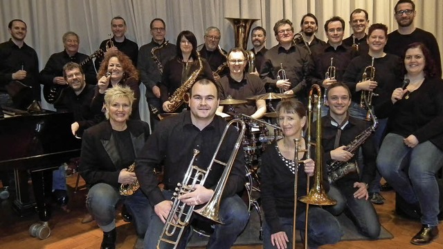 Die Pop &amp; Brass Big Band Haltingen...ne Mitte) in der Haltinger Festhalle.   | Foto: PRIVAT