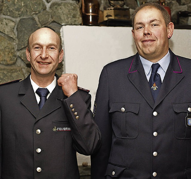 Daniel Stoll (links) prsentierte  die...Andreas Rheiner in der alten Uniform.   | Foto: Scheu