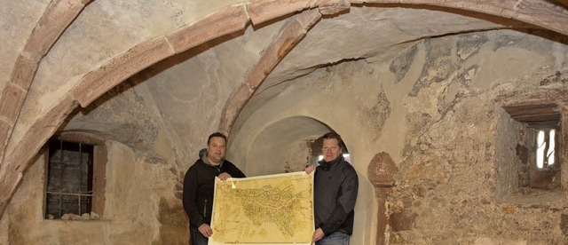 Das  Kellergewlbe   im alten Salzhaus...gen eine alte Karte  von Malterdingen.  | Foto: Dieter Erggelet