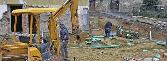 Nichts erinnert auf der Baustelle nebe...an den Anbau  des Schuhhauses Nestle.   | Foto: M. Maier