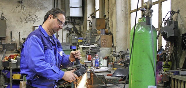 Nobi Bhler verarbeitet in seiner Werkstatt in Staufen  Metall zu Kunst.  | Foto: Ute Wehrle