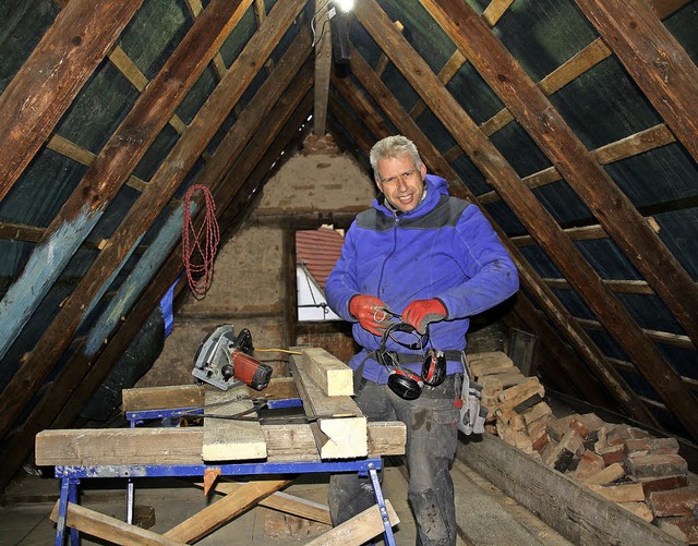 Im Dachgeschoss sgt Zimmemann Daniel ...s auch hier im Dachstuhl verbaut wird.  | Foto: Babette Staiger