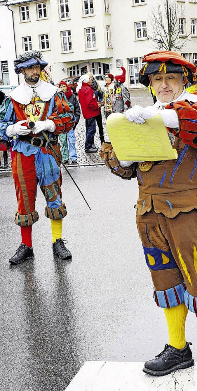 Der Stadtbttel ruft die Fasnet aus be...von den Kanonenschssen der Stadtwehr.  | Foto: Dabort Maier