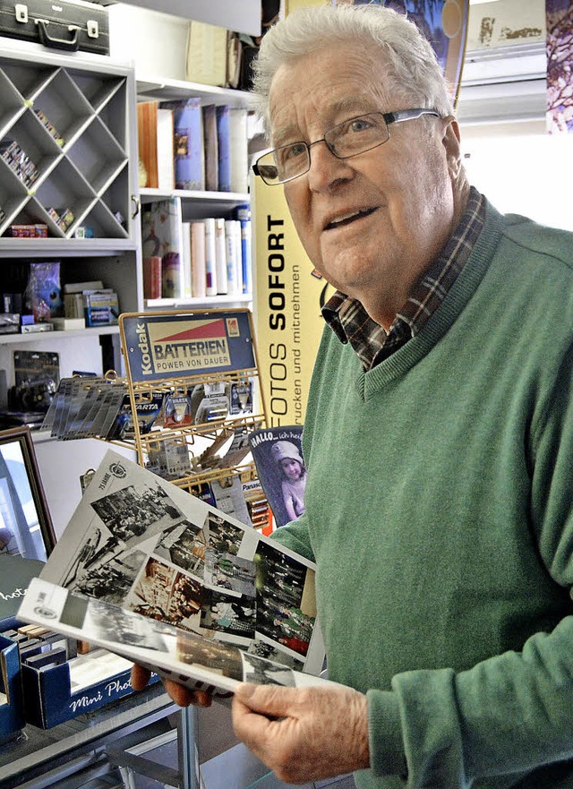 Erwin Wehinger mit seiner Jubilumsaus... die Fotos stammen fast alle von ihm.   | Foto: Danielle Hirschberger