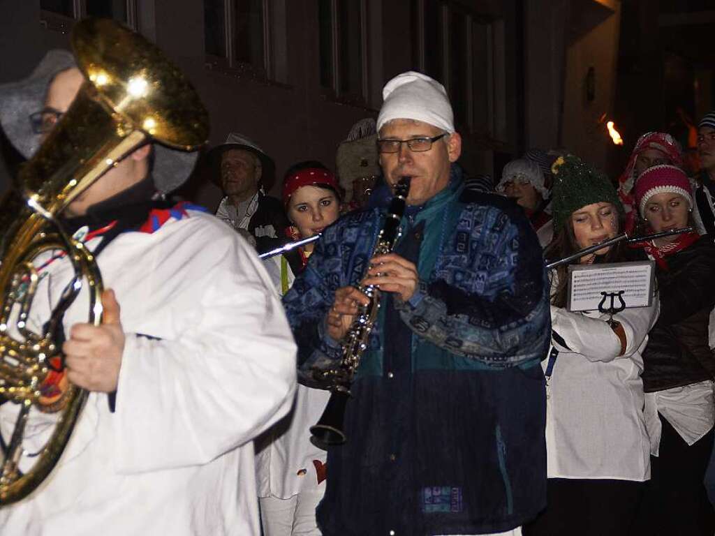 Die Stadtmusik Todtnau zieht vorweg.