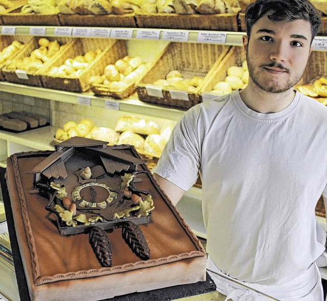 Ivo Kpfer mit seiner ausgezeichneten Kuckucksuuhr-Torte   | Foto: Brumm