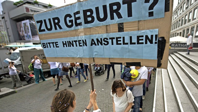 Im Mai vergangenen Jahres protestierten Hebammen in Stuttgart.   | Foto: dpa/Verena Pichler