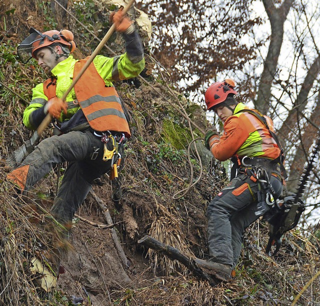 &#8222;Seilartisten&#8220;:   Mitarbei...m sich im Dezember Felsbrocken lsten.  | Foto: Andr Hnig