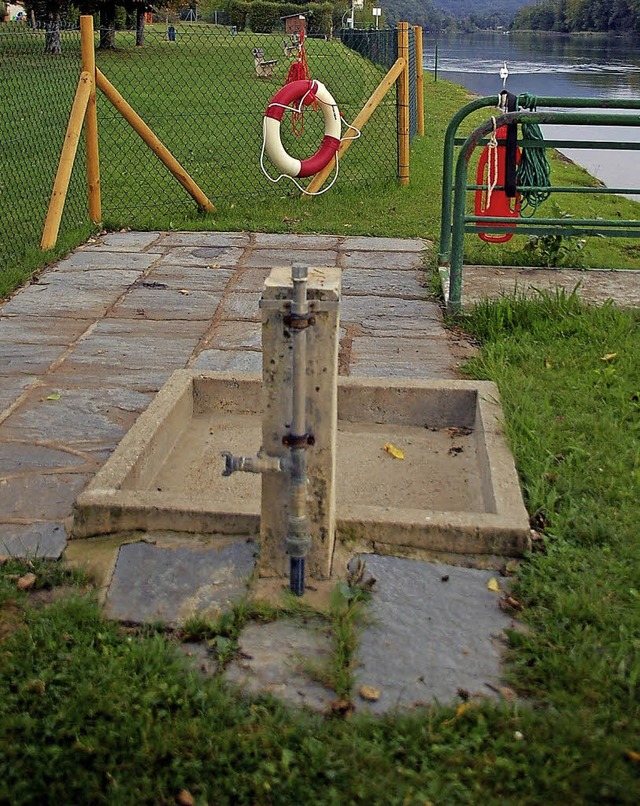 Alles muss raus: Die Stege, die Betonp...rungspflicht am Rheinufer bernehmen.   | Foto: Hildegard Siebold