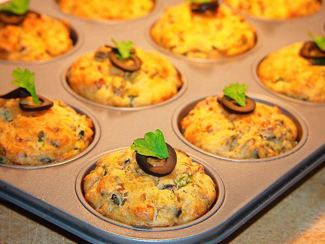 Schmecken frisch aus dem Ofen am besten: Fleischwurst-Muffins.  | Foto: stechl