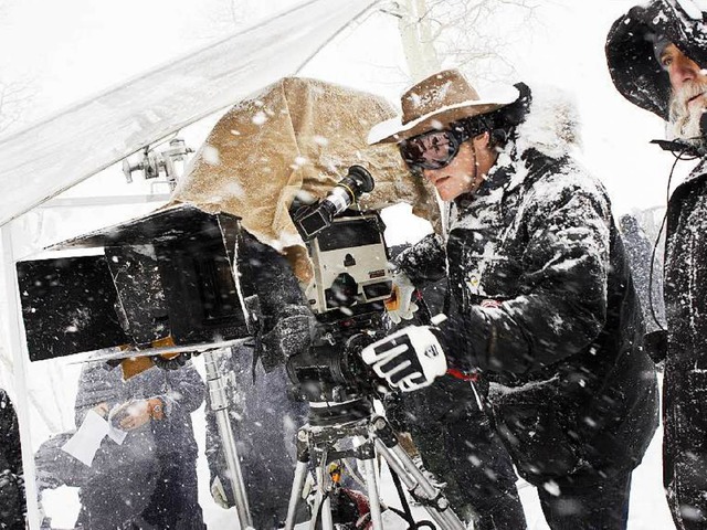 Quentin Tarantino mit der 70-Millimeter-Kamera am Filmset in Colorado  | Foto: Andrew Cooper/Michael Heilemann