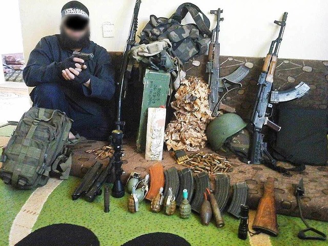Der in Attendorn festgenommene Algerie...en Waffen und Munition fotografieren.   | Foto: dpa