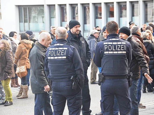 Polizisten sprechen mit den Demonstranten in Lahr.  | Foto: Christian Kramberg