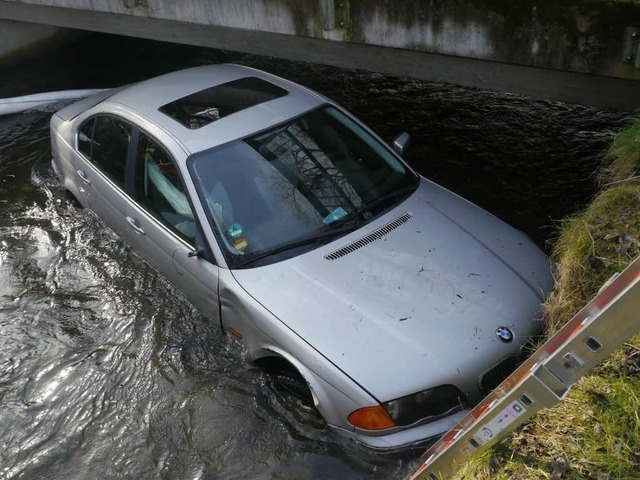 Der 78-jhrige Autofahrer wurde nach A...m Wagen entfernt im Bachbett gefunden.  | Foto: Kamera 24