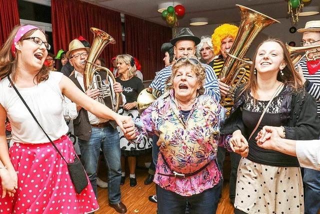 Fesche Girls in gepunkteten Pettycoat-Rckchen