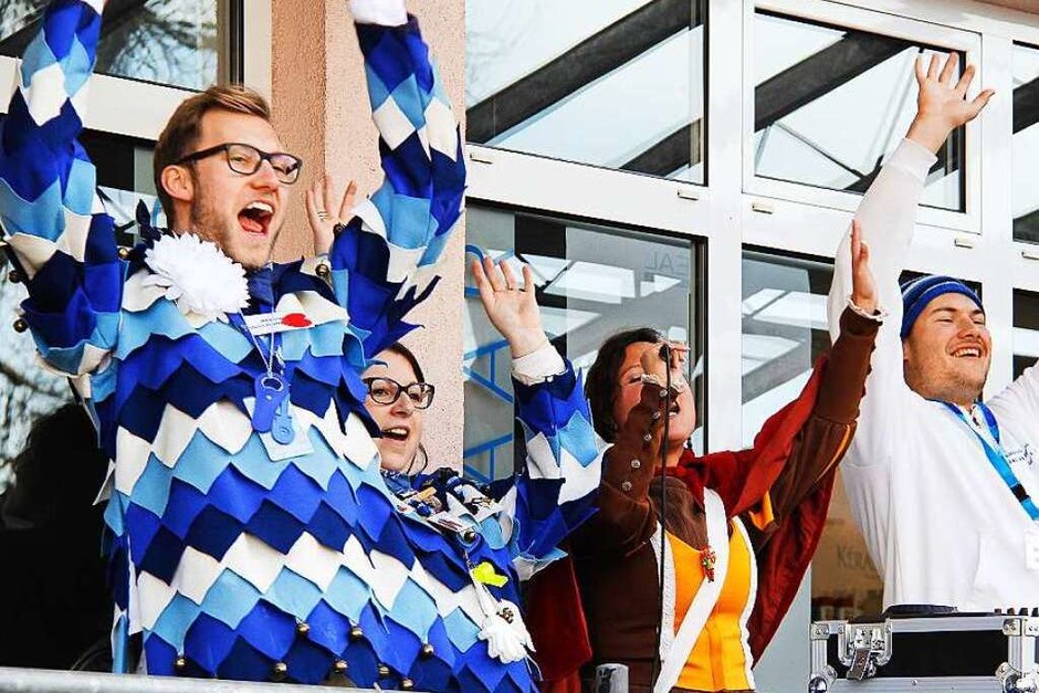 Sonnig-bunte Riesenparty: der Narrenumzug am Fasnetsamschdig in Bad Krozingen. (Foto: Alexander Huber) Sonnig-bunte Riesenparty: der Narrenumzug am Fasnetsamschdig in Bad Krozingen. (Foto: Alexander Huber)