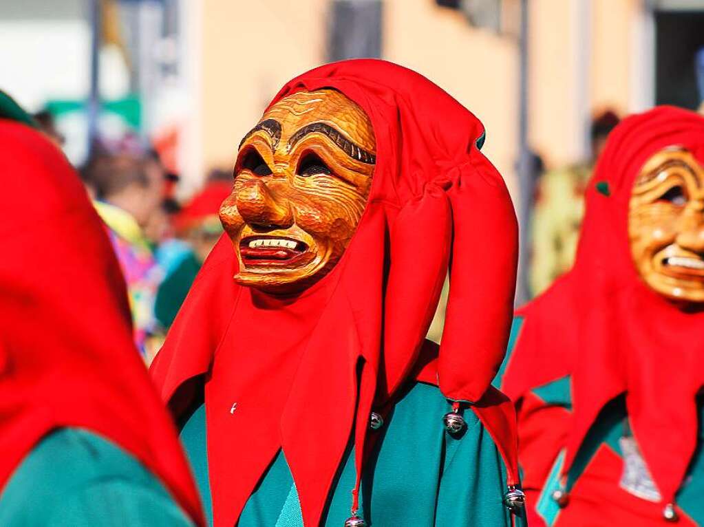 Sonnig-bunte Riesenparty: der Narrenumzug am Fasnetsamschdig in Bad Krozingen.