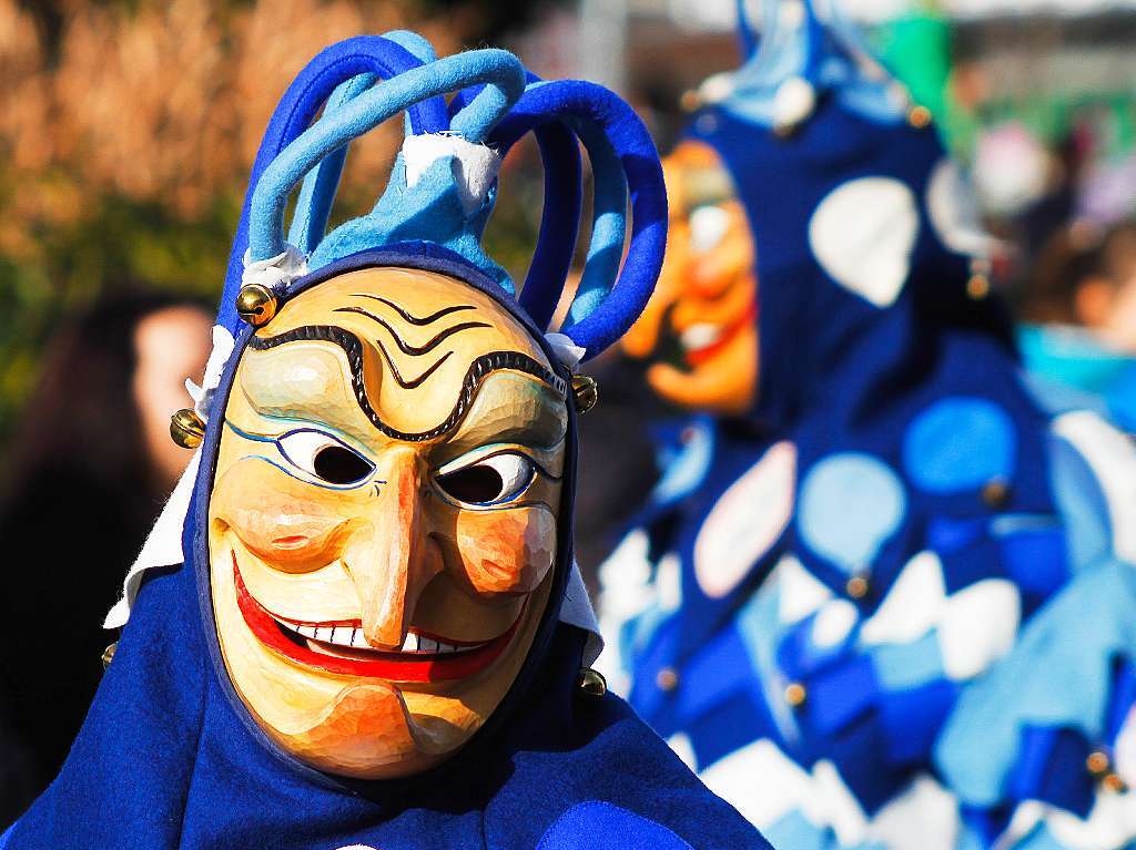 Sonnig-bunte Riesenparty: der Narrenumzug am Fasnetsamschdig in Bad Krozingen.