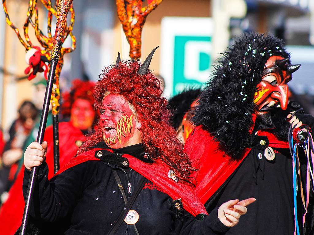 Sonnig-bunte Riesenparty: der Narrenumzug am Fasnetsamschdig in Bad Krozingen.