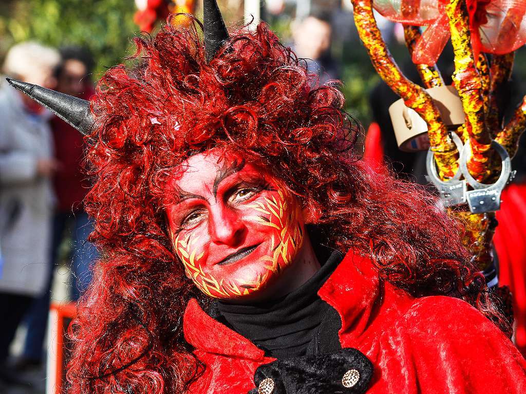 Sonnig-bunte Riesenparty: der Narrenumzug am Fasnetsamschdig in Bad Krozingen.