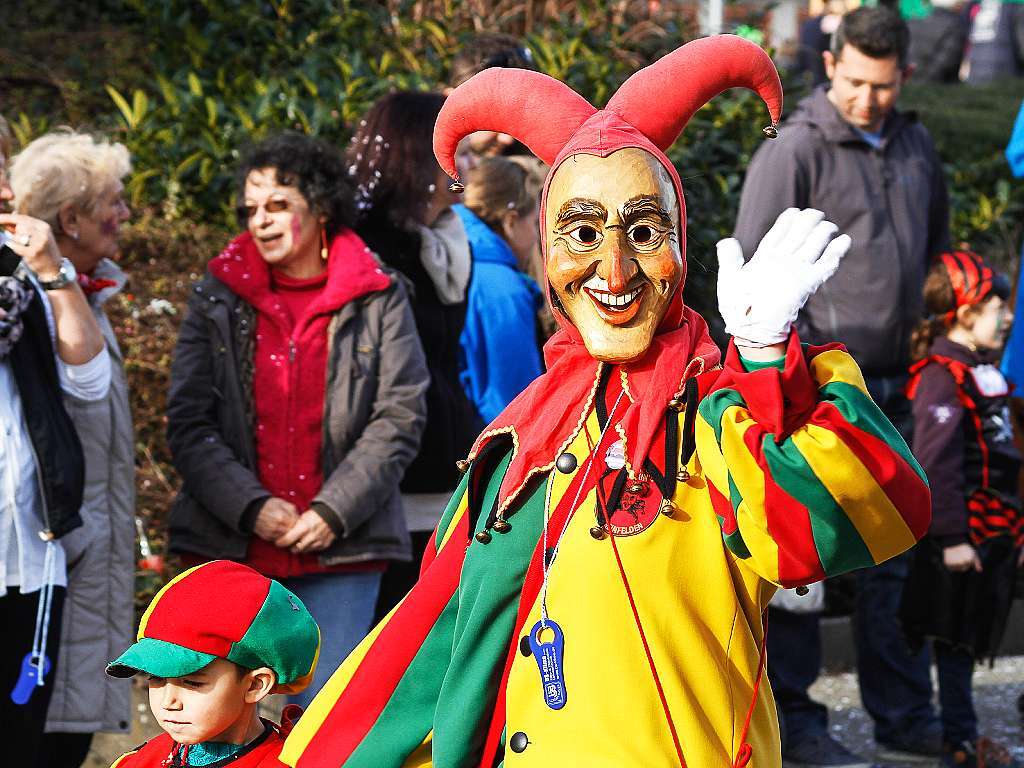 Sonnig-bunte Riesenparty: der Narrenumzug am Fasnetsamschdig in Bad Krozingen.