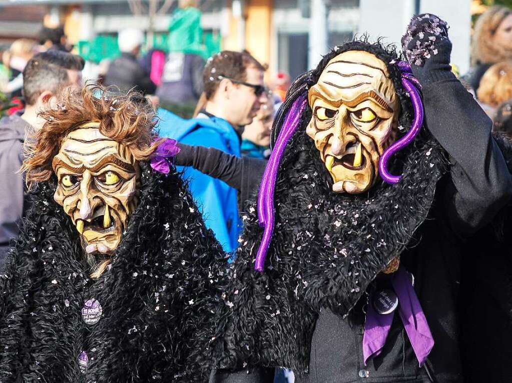 Sonnig-bunte Riesenparty: der Narrenumzug am Fasnetsamschdig in Bad Krozingen.