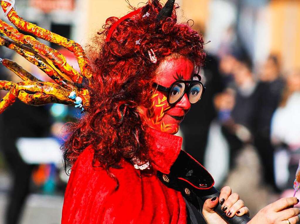 Sonnig-bunte Riesenparty: der Narrenumzug am Fasnetsamschdig in Bad Krozingen.