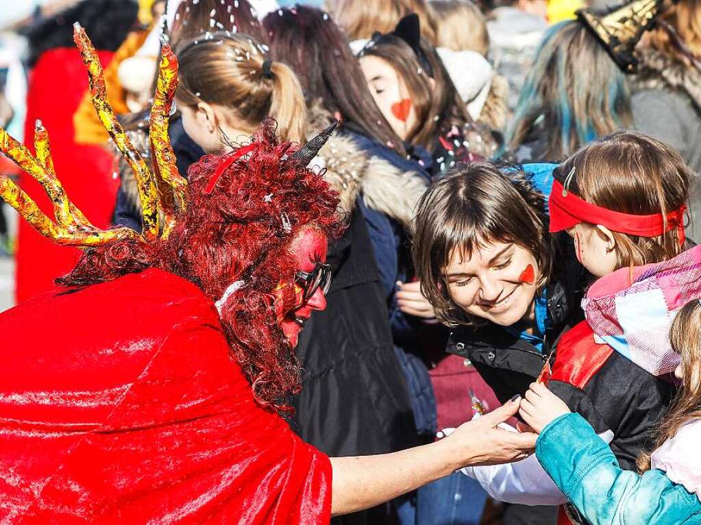 Sonnig-bunte Riesenparty: der Narrenumzug am Fasnetsamschdig in Bad Krozingen.