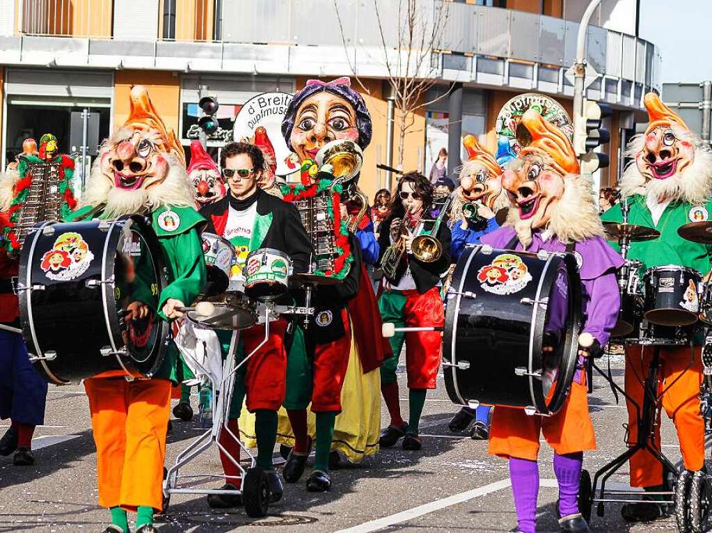 Sonnig-bunte Riesenparty: der Narrenumzug am Fasnetsamschdig in Bad Krozingen.