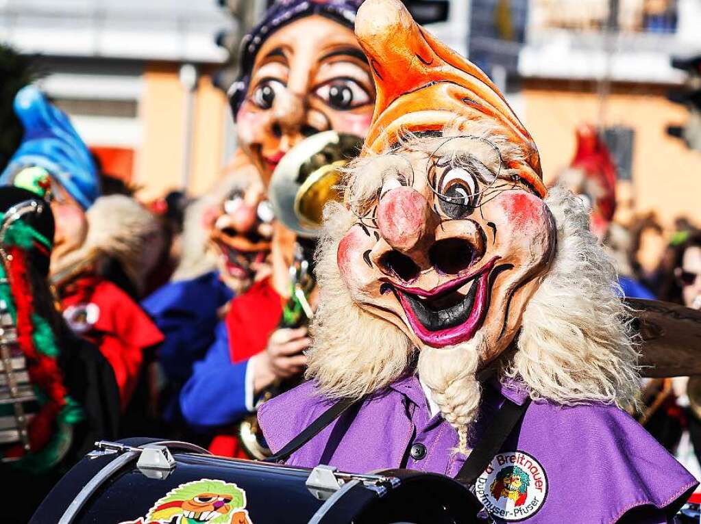 Sonnig-bunte Riesenparty: der Narrenumzug am Fasnetsamschdig in Bad Krozingen.