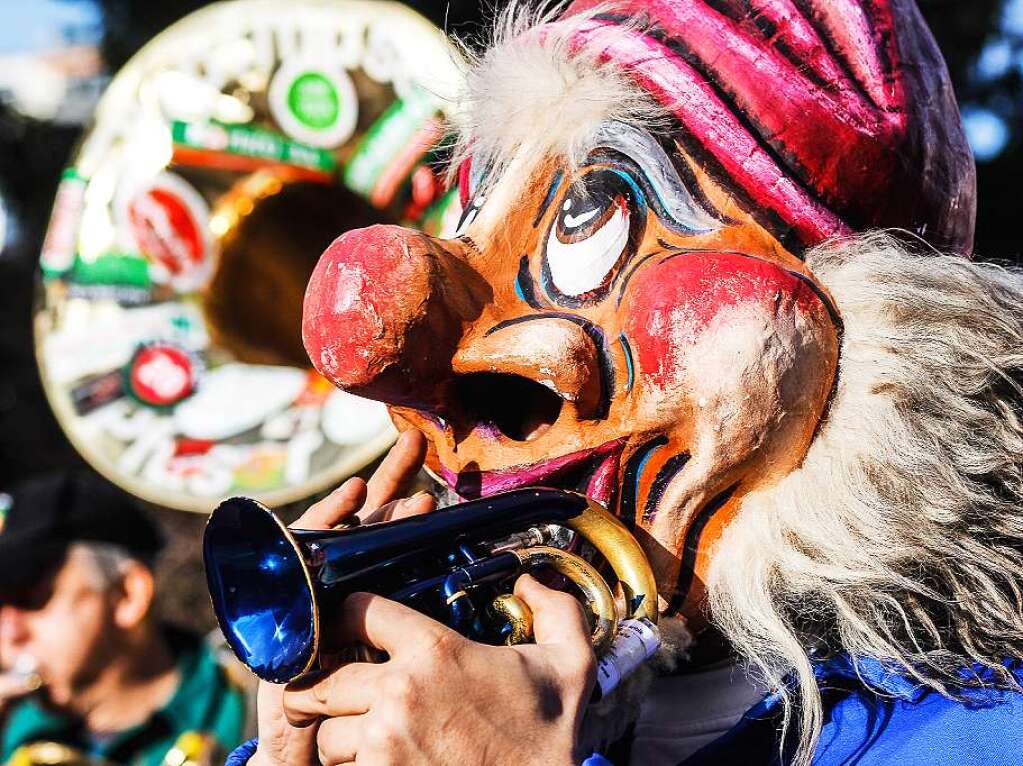 Sonnig-bunte Riesenparty: der Narrenumzug am Fasnetsamschdig in Bad Krozingen.