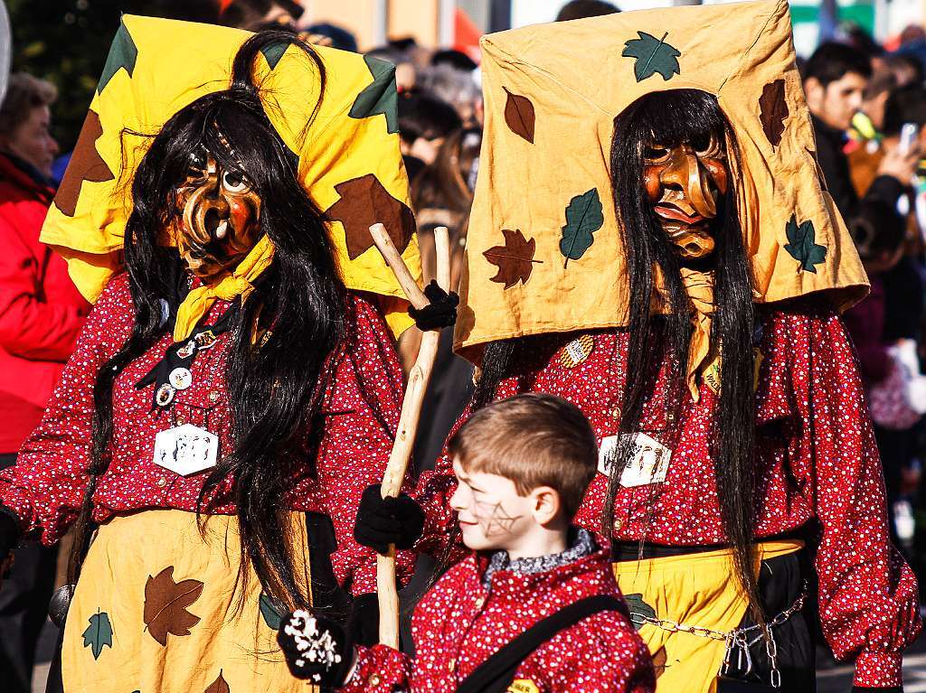 Sonnig-bunte Riesenparty: der Narrenumzug am Fasnetsamschdig in Bad Krozingen.