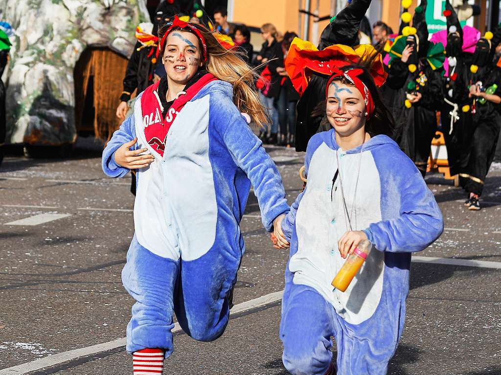 Sonnig-bunte Riesenparty: der Narrenumzug am Fasnetsamschdig in Bad Krozingen.