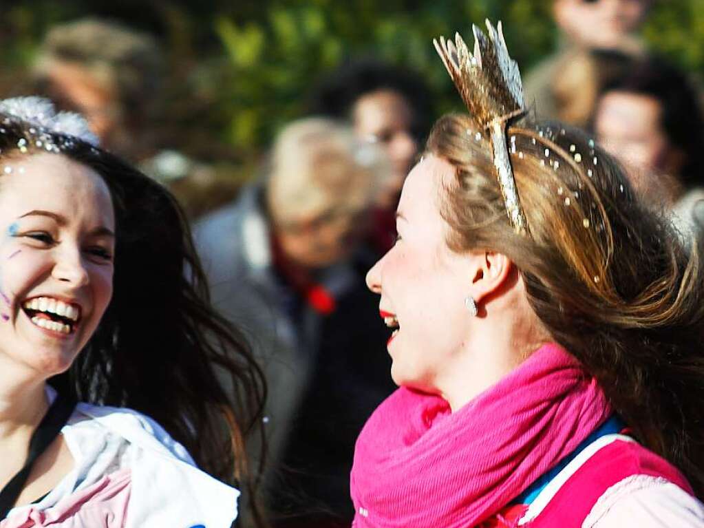 Sonnig-bunte Riesenparty: der Narrenumzug am Fasnetsamschdig in Bad Krozingen.