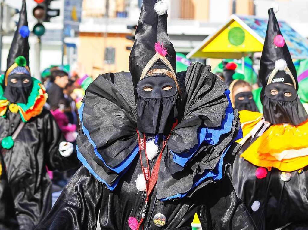 Sonnig-bunte Riesenparty: der Narrenumzug am Fasnetsamschdig in Bad Krozingen.