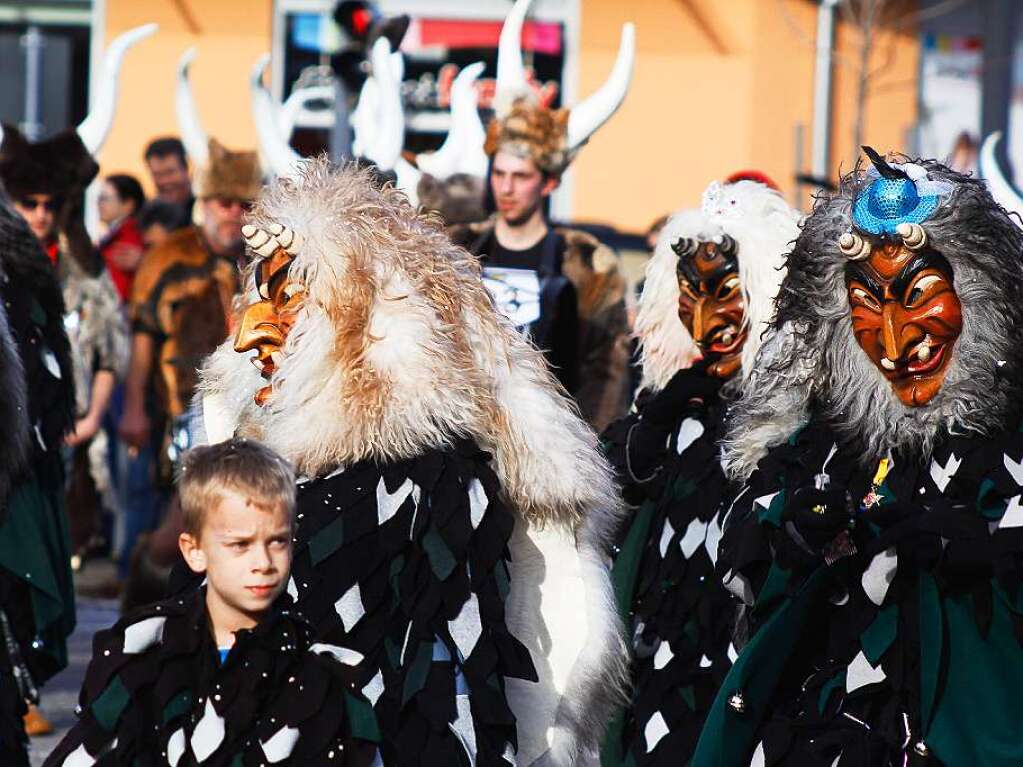 Sonnig-bunte Riesenparty: der Narrenumzug am Fasnetsamschdig in Bad Krozingen.