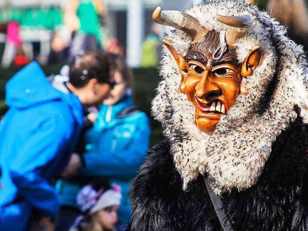 Sonnig-bunte Riesenparty: der Narrenumzug am Fasnetsamschdig in Bad Krozingen.