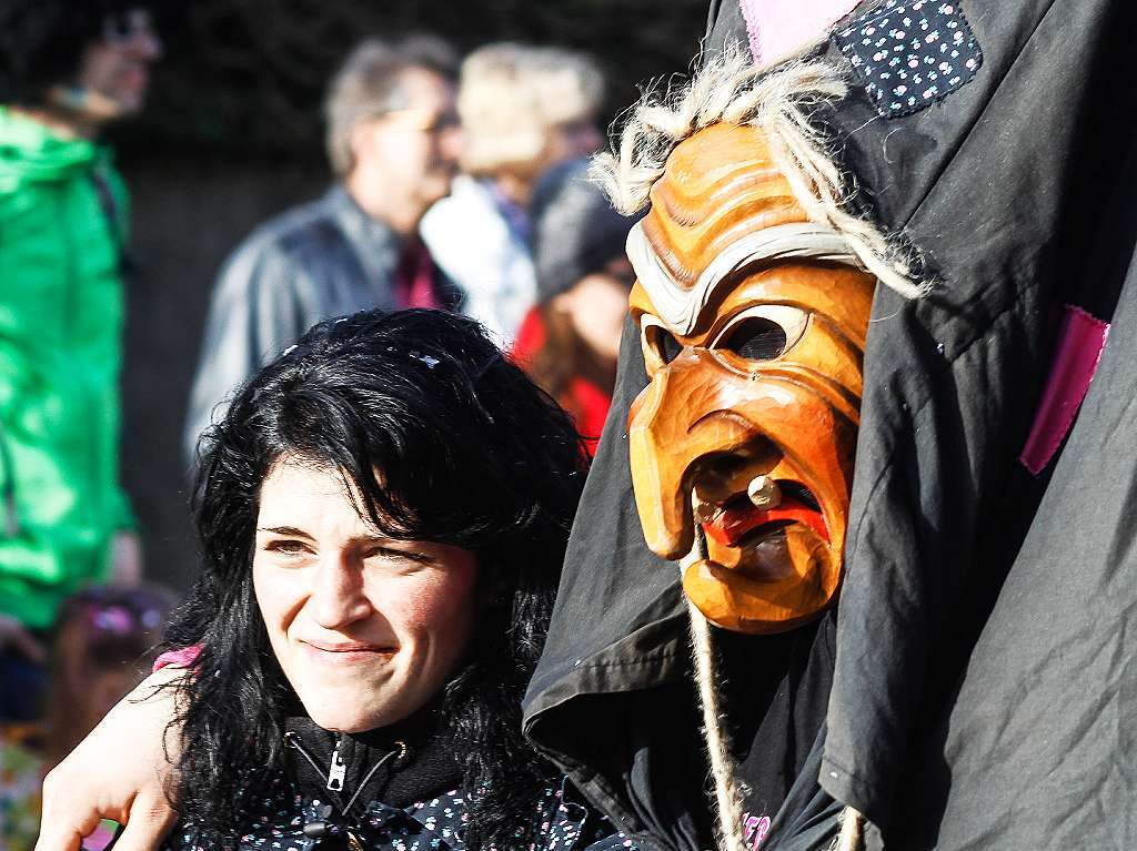 Sonnig-bunte Riesenparty: der Narrenumzug am Fasnetsamschdig in Bad Krozingen.