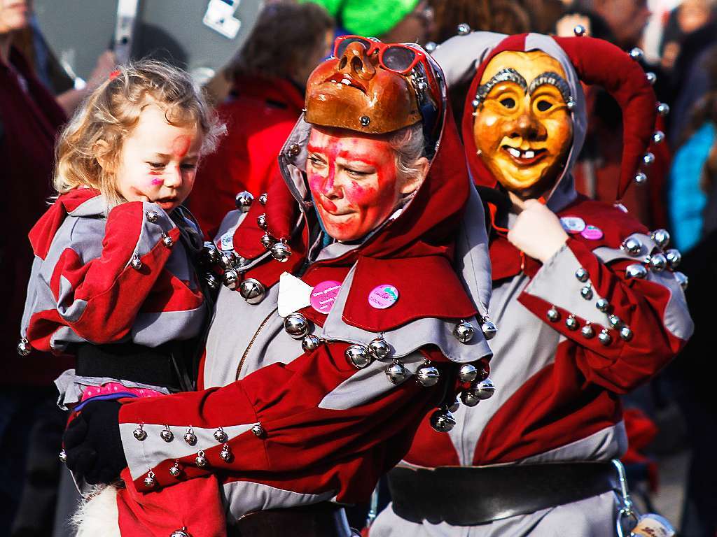 Sonnig-bunte Riesenparty: der Narrenumzug am Fasnetsamschdig in Bad Krozingen.