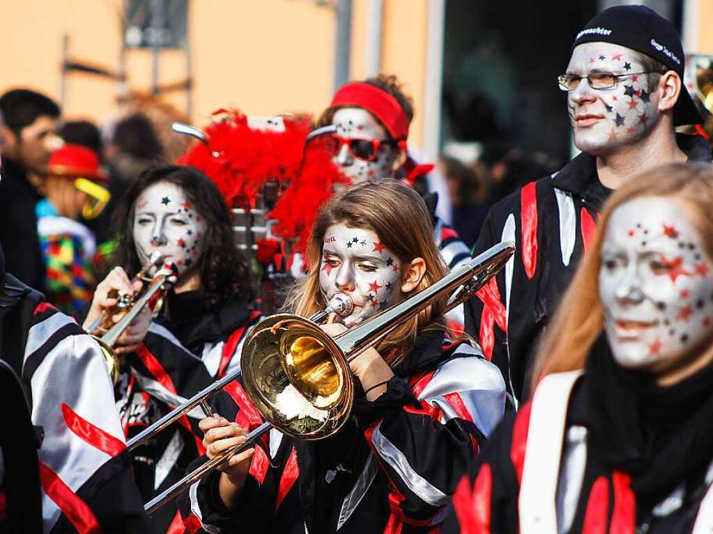 Sonnig-bunte Riesenparty: der Narrenumzug am Fasnetsamschdig in Bad Krozingen.