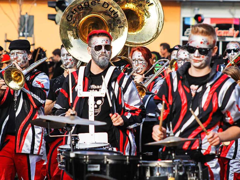 Sonnig-bunte Riesenparty: der Narrenumzug am Fasnetsamschdig in Bad Krozingen.