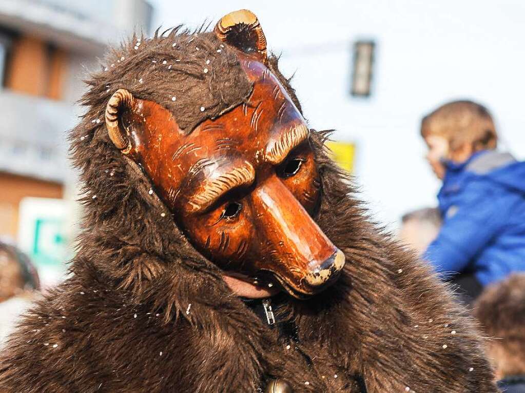 Sonnig-bunte Riesenparty: der Narrenumzug am Fasnetsamschdig in Bad Krozingen.