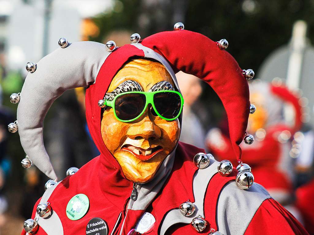 Sonnig-bunte Riesenparty: der Narrenumzug am Fasnetsamschdig in Bad Krozingen.